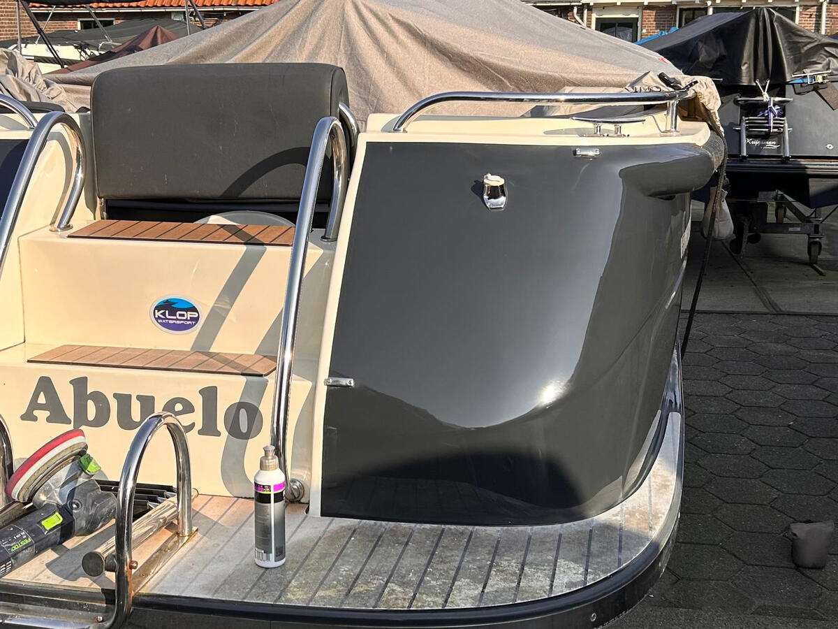 Boot weer in hoogglans na machinaal polijsten en waxen