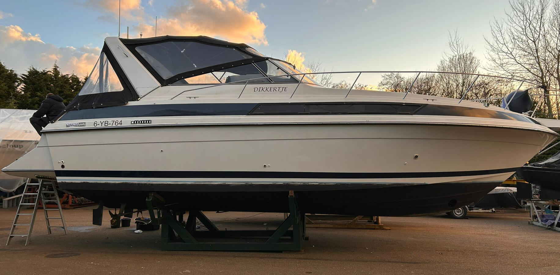 Boot weer in hoogglans na machinaal polijsten en waxen