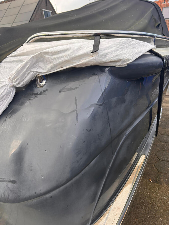 Verweerde gelcoat van een boot voor het poetsen