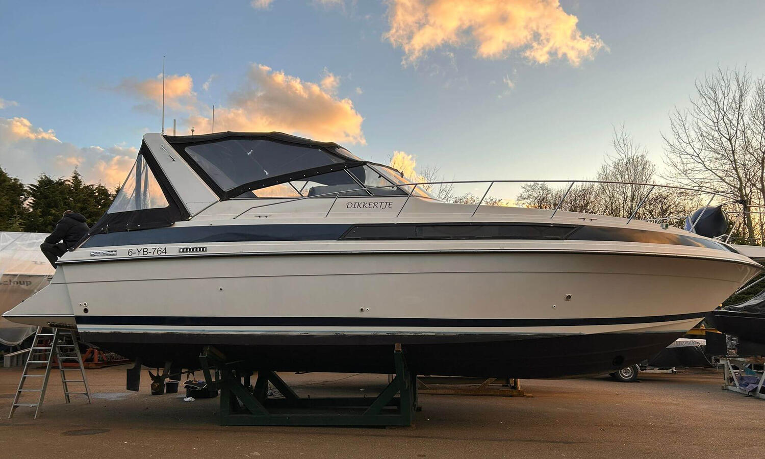 Boot weer in hoogglans na machinaal polijsten en waxen