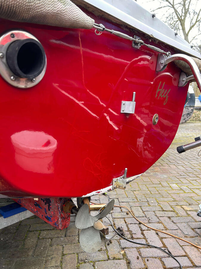 Boot weer in hoogglans na machinaal polijsten en waxen
