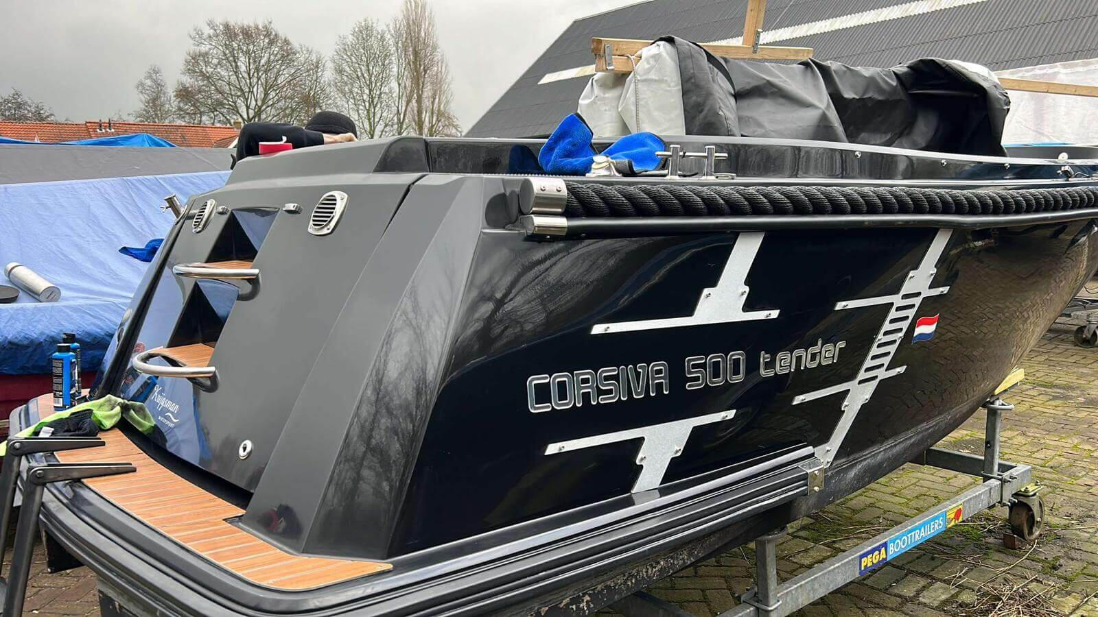 Volledig gereinigde en beschermde boot in de haven van Zuid-Holland