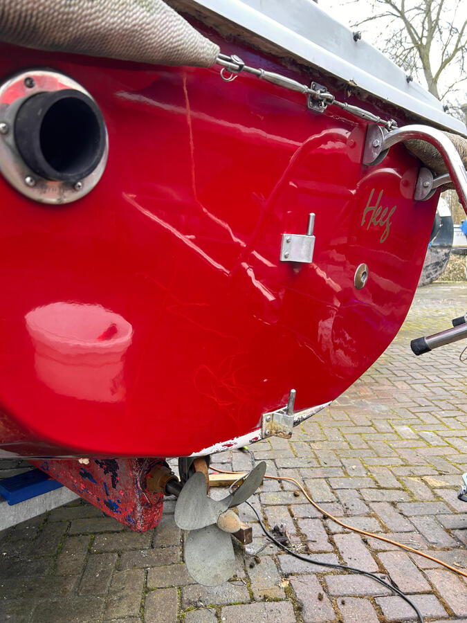 Boot weer in hoogglans na machinaal polijsten en waxen