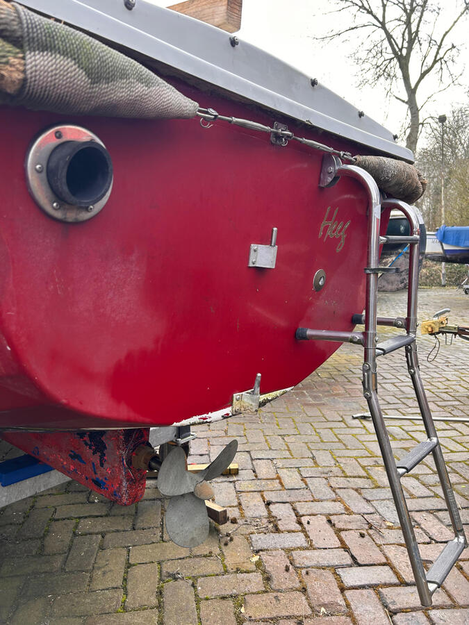 Verweerde gelcoat van een boot voor het poetsen