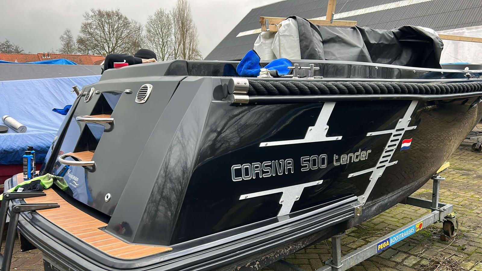 Volledig gereinigde en beschermde boot in de haven van Zuid-Holland