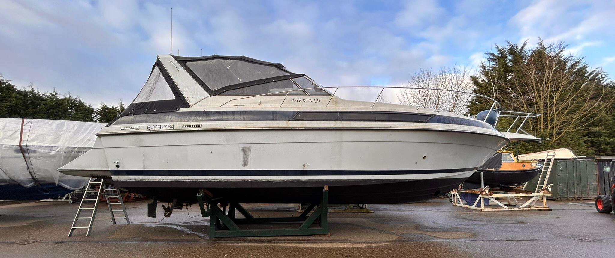 Verweerde gelcoat van een boot voor het poetsen