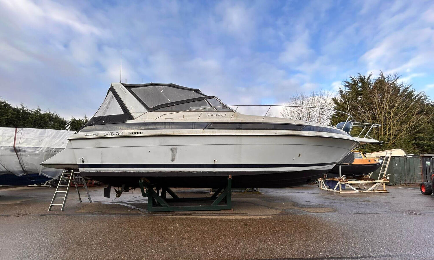 Doffe bootromp voor behandeling 3 Verweerde gelcoat van een boot voor het poetsen