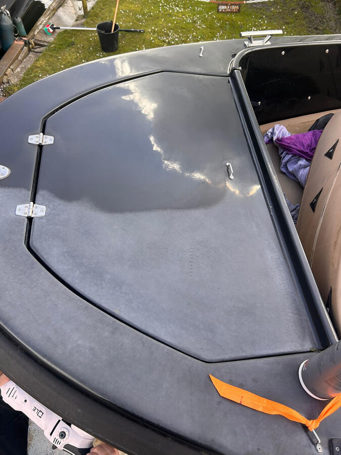 Duidelijk verschil tussen een doffe en een gepolijste bootromp