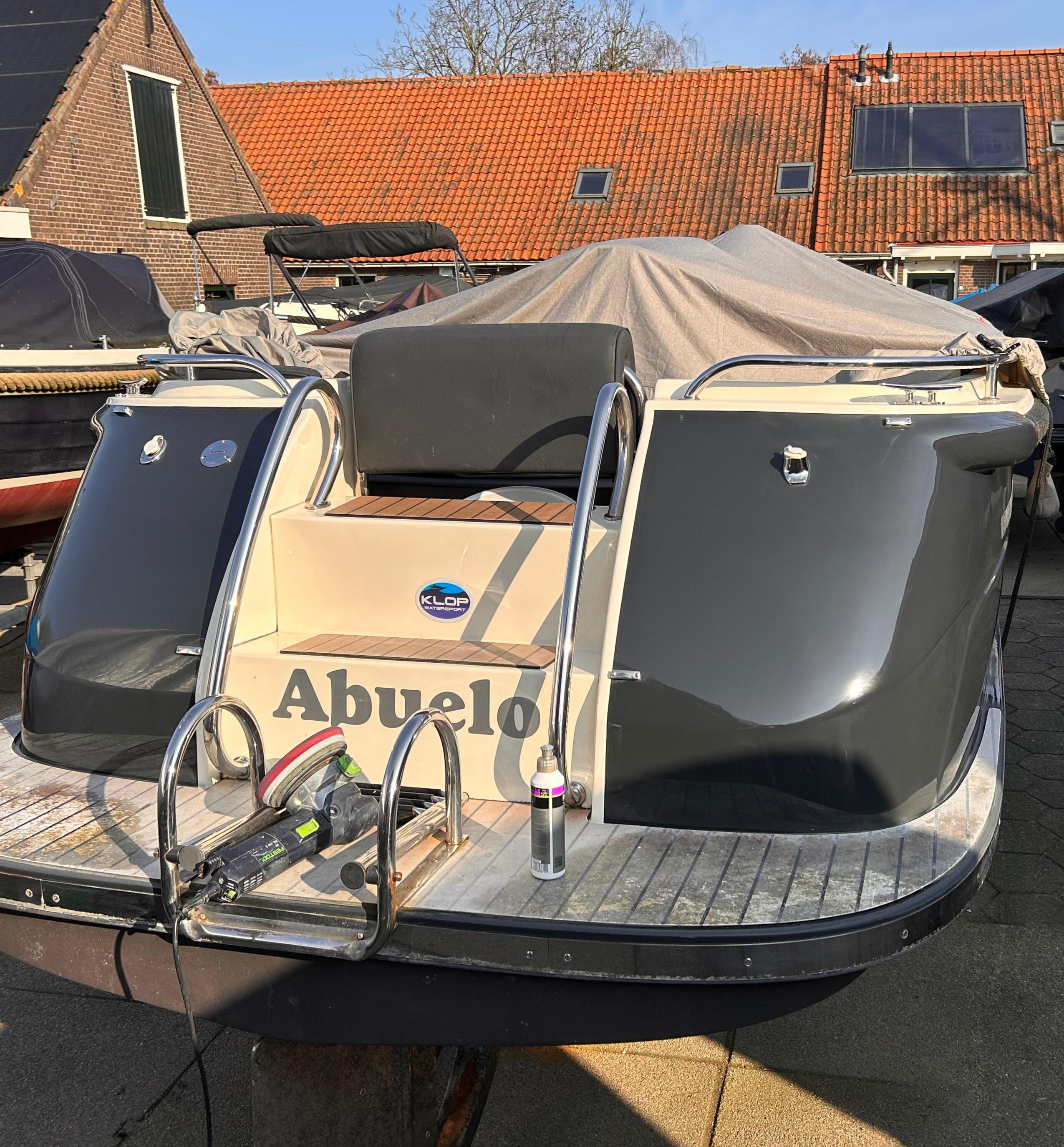 Spiegelend resultaat na het machinaal polijsten van een bootromp